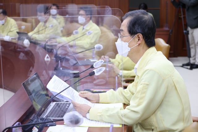 한덕수 국무총리가 10일 정부서울청사에서 열린 코로나19 대응 중앙재난안전대책본부 회의를 주재하고 있다./연합뉴스