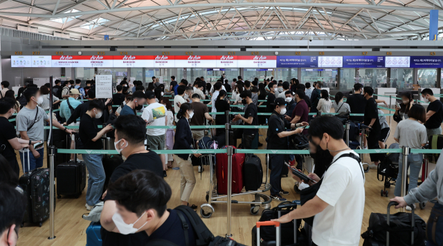 지난 1일 영종도 인천국제공항 제1여객터미널 출국장의 태국 방콕행 항공편 카운터가 여행객들로 붐비고 있다. 연합뉴스