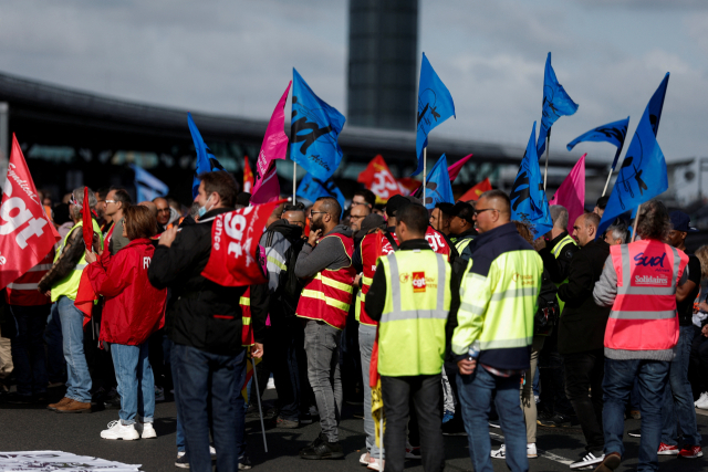 9일(현지시간) 프랑스 파리 샤를드골 공항에서 직원들이 저임금에 항의하는 시위를 하고 있다. 로이터연합뉴스