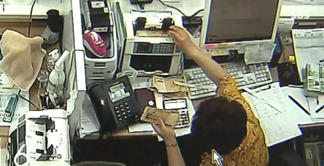 지난달 27일 울산의 한 은행에서 행원이 크기가 다른 5만원권을 확인하고 있다. SBS 유튜브 캡처