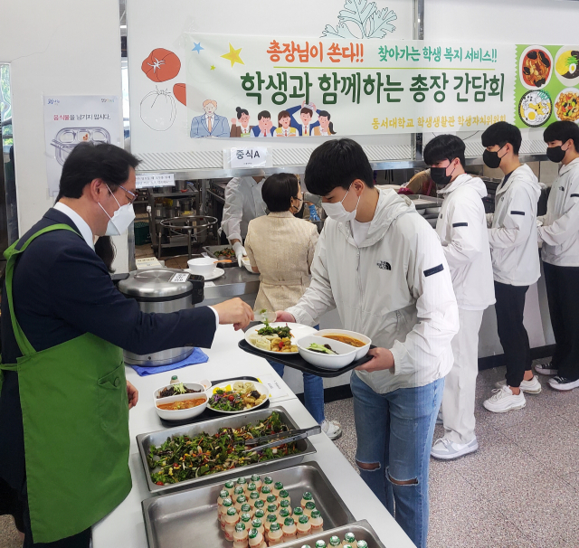 장제국 동서대학교 총장이 전문 쉐프를 초청해 학생 750여명에게 중식요리를 제공했다./사진제공=동서대