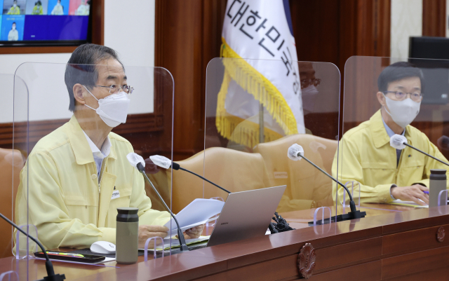 한덕수 국무총리가 10일 정부서울청사에서 열린 코로나19 대응 중앙재난안전대책본부 회의를 주재하고 있다. 연합뉴스