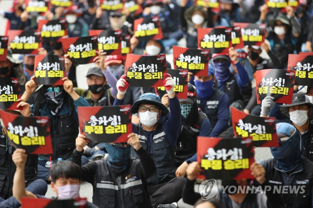 총파업 나흘째인 10일 오후 광주 서구 기아차 생산 공장 앞에서 화물연대 노조원들이 총파업 승리 결의대회를 하고 있다. /사진=연합뉴스