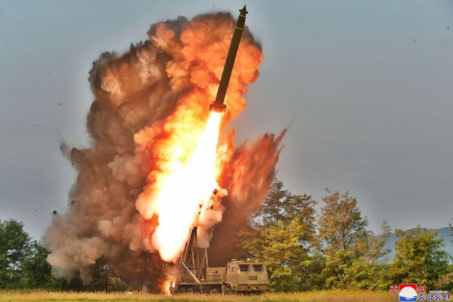 북한의 600mm 초대형 방사포 KN-25가 발사되는 모습/조선중앙통신·연합뉴스