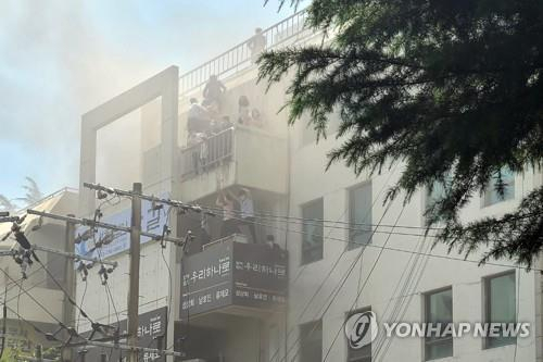 9일 대구 수성구 범어동 대구지방법원 인근 변호사 사무실 빌딩에서 불이나 시민들이 옥상 부근에서 구조를 기다리고 있다. 이 화재로 7명이 숨지고 46명이 다쳤다./연합뉴스