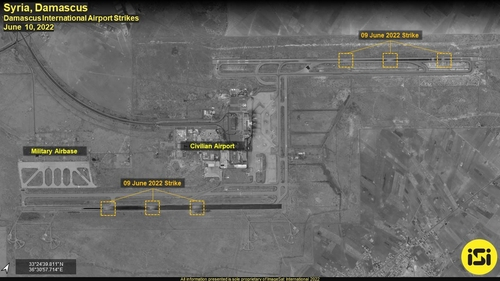 이스라엘의 공습으로 활주로에 피해를 입은 시리아 수도 다마스쿠스의 국제공항 위성사진 /연합뉴스