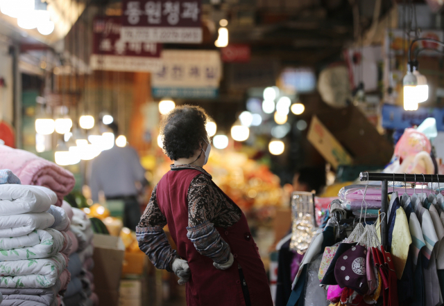 코로나 19 영업제한으로 어려움을 겪은 자영업자의 허리가 펴지기를 바란다. 서울 종로구 광장시장에서 한 상인이 영업을 준비하고 있다. 연합뉴스