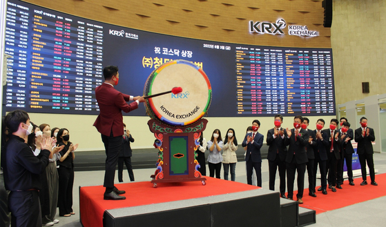 최석주 청담글로벌 대표가 지난 3일 한국거래소에서 열린 상장 기념시에 참석해 북을 치고 있다.