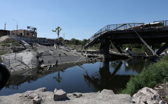 11일(현지시간) 우크라이나 수도 키이우의 위성 도시인 이르핀의 다리가 완전히 파괴돼 있다. /연합뉴스