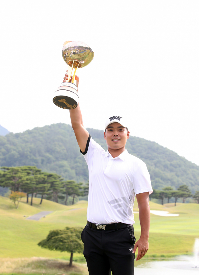 12일 KPGA 선수권 우승 뒤 트로피를 들어 보이는 신상훈. 사진 제공=KPGA