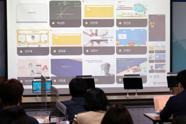 서울시교육청 관계자들이 지난 4월 열린 스마트기기를 활용한 맞춤형 디지털 학습 프로그램 '디벗'(디지털+벗) 발표 간담회에서 발표를 듣고 있다. 연합뉴스