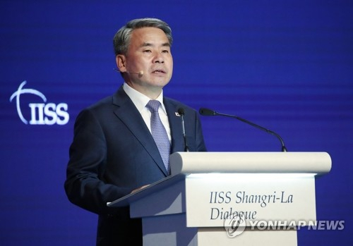 이종섭 국방장관이 12일 싱가포르 샹그릴라 호텔에서 열린 아시아 안보 회의에서 연설하고 있다.연합뉴스