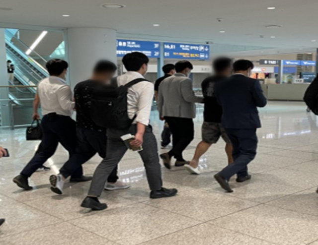 보이스피싱 범죄자들이 12일 국내로 송환됐다. 연합뉴스