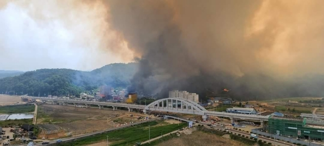 경북 울진군 근남면 행곡리가 5월 28일 산불로 발생한 연기로 뒤덮혀 있다. 울진=연합뉴스