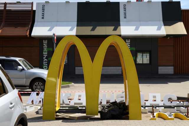러시아 모스크바의 힘키 지구에 있는 맥도날드 점포의 로고 사이니지가 지난달 23일(현지시간) 철거됐다. 로이터=연합뉴스