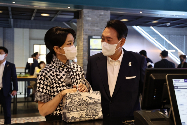 윤석열 대통령 내외가 12일 오후 영화 '브로커'를 관람하기 위해 서울 시내 한 영화관을 방문하고 있다./사진=대통령실 제공