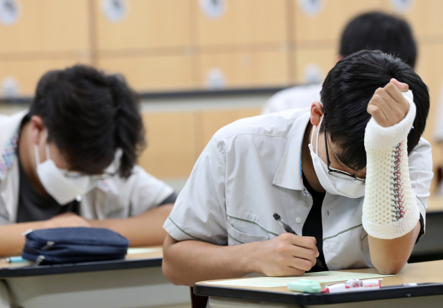 고3 학생들이 지난 9일 강원 춘천고등학교에서 2023학년도 대학수학능력시험 6월 모의평가(6월 모평)를 준비하고 있다. 연합뉴스