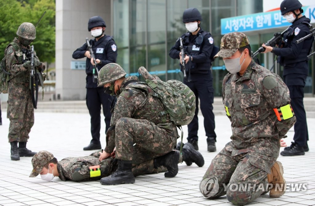 군과 경찰이 화랑훈련을 통해 거동수상자 제압 등을 숙달하고 있다. /연합뉴스