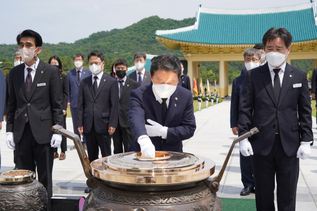 남성현(앞줄 왼쪽에서 두번째) 산림청장이 분향하고 있다. 사진제공=산림청