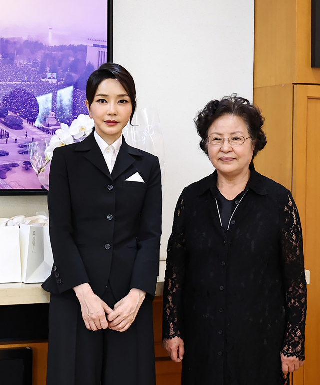 윤석열 대통령의 부인 김건희 여사가 13일 오후 경남 김해시 진영읍 봉하마을에서 고(故) 노무현 전 대통령 묘소에 참배한 뒤 권양숙 여사를 예방, 기념촬영을 하고 있다. 사진=대통령실