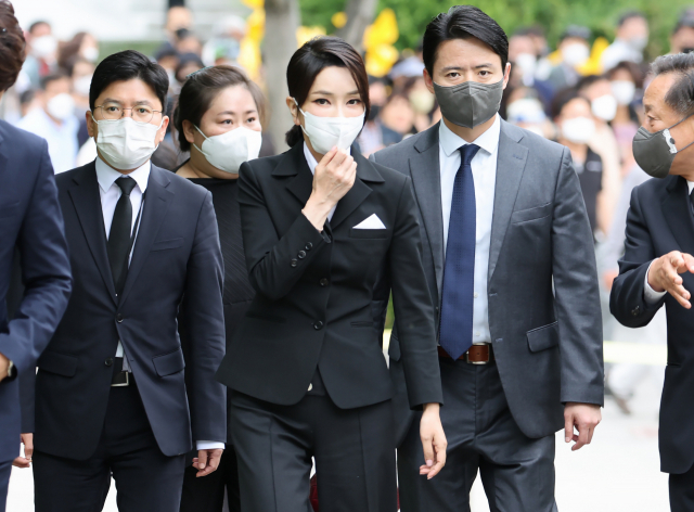 윤석열 대통령의 배우자 김건희 여사가 13일 오후 경남 김해시 진영읍 봉하마을을 방문해 고(故) 노무현 전 대통령 묘소에 참배한 뒤 권양숙 여사를 예방하기 위해 사저로 향하고 있다. 연합뉴스