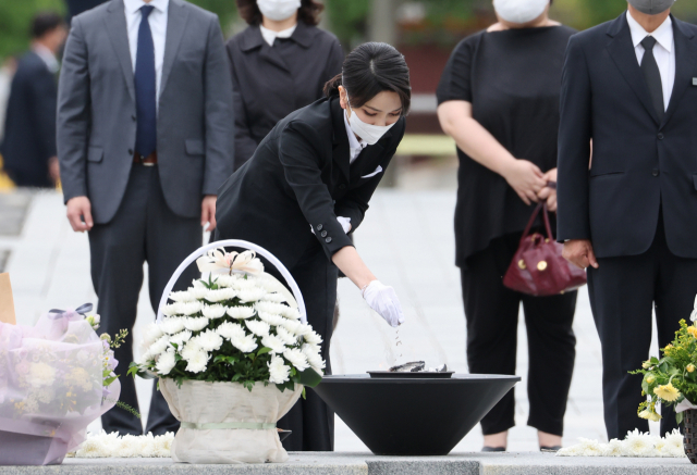 윤석열 대통령 부인 김건희 여사가 13일 오후 경남 김해시 진영읍 봉하마을을 방문해 고(故) 노무현 전 대통령 묘소에 분향하고 있다. 연합뉴스