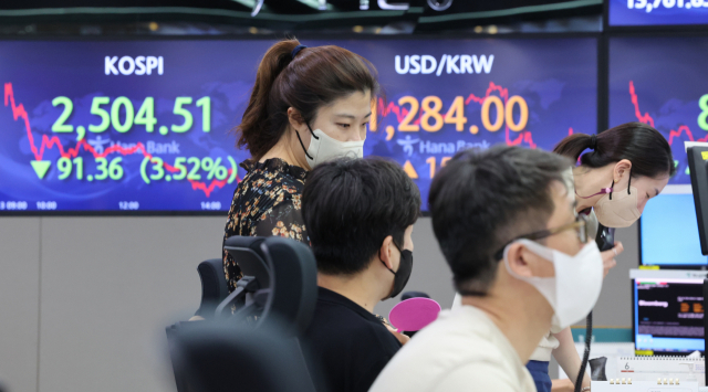 13일 오후 서울 중구 하나은행 딜링룸에서 직원들이 업무를 보고 있다. 연합뉴스