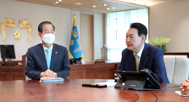 윤석열 대통령과 한덕수 국무총리가 13일 오전 서울 용산 대통령실 청사 집무실에서 주례회동에 앞서 사전환담을 하고 있다. /사진=대통령실사진기자단