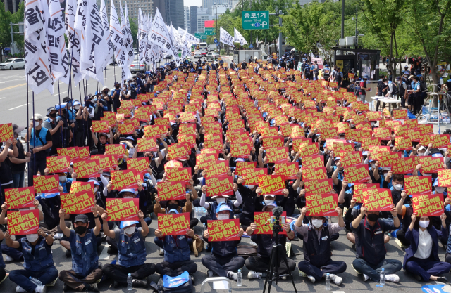 전국택배노동조합 우체국본부가 13일 광화문우체국 인근에서 파업결의대회를 하고 있다. 연합뉴스