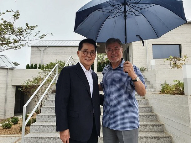 박지원(왼쪽) 전 국가정보원장이 경남 양산 평산마을의 문재인 전 대통령 사저를 방문했다./출처=박지원 전 국정원장 페이스북