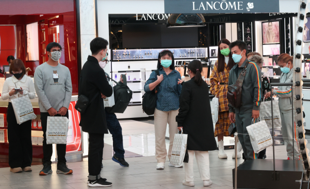 올해 4월 2년 만에 한국을 방문한 태국인 단체 관광객들이 인천공항 면세점을 둘러보고 있다. 연합뉴스
