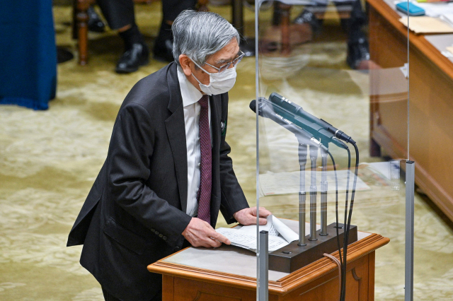 구로다 하루히코 일본은행 총재가 13일 일본 의회에서 발언하고 있다. AFP연합뉴스