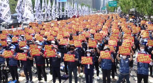 전국택배노동조합 우체국본부가 13일 광화문우체국 인근에서 파업결의대회를 하고 있다. 연합뉴스