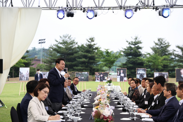 윤석열 대통령이 12일 오후 서울 용산 대통령실 청사 잔디마당에서 열린 영화관계자 초청 만찬에서 인사말을 하고 있다. 사진제공=대통령실