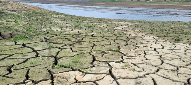 13일 인제군 남면 부평리 선착장 일대가 가뭄으로 인해 바닥을 드러내고 쩍쩍 갈라져 있다. 연합뉴스