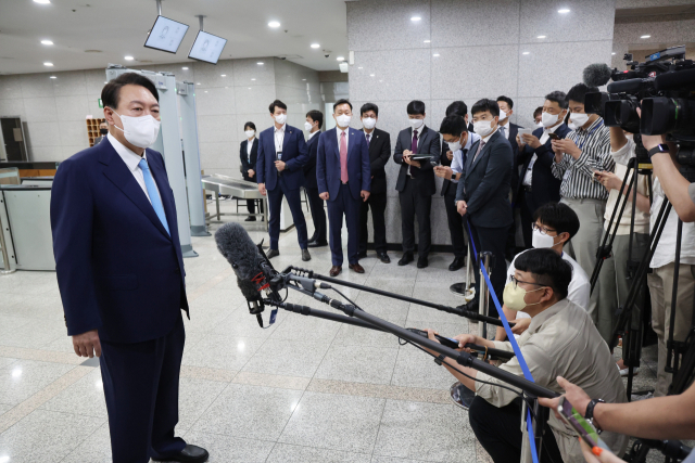 윤석열 대통령이 14일 오전 서울 용산 대통령실 청사로 출근하며 기자들의 질문에 답하고 있다. 연합뉴스