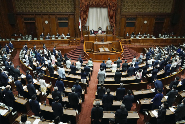 13일 일본 참의원 본회의는 모욕죄를 '1년 이하의 징역·금고 또는 30만엔(약 300만 원) 이하 벌금'으로 처벌할 수 있도록 하는 형법 개정안을 통과시켰다. /AP연합뉴스