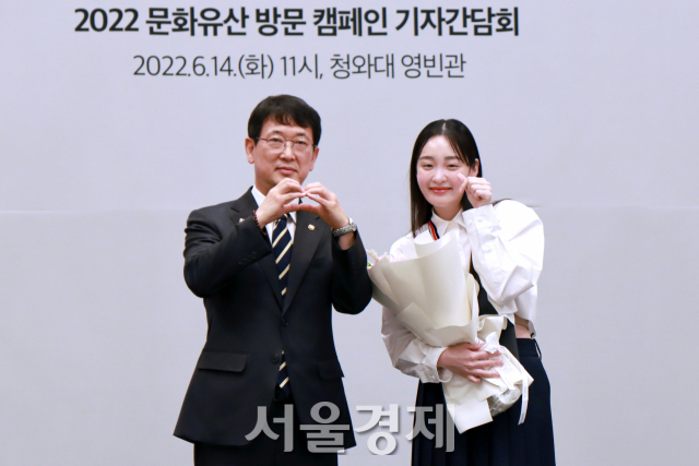 최응천 문화재청장(좌)과 배우 김민하. / 사진 = 강신우 기자