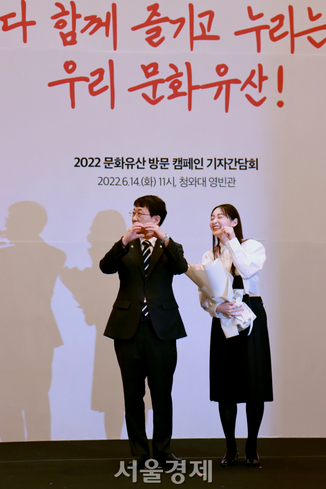 최응천 문화재청장(왼쪽)과 배우 김민하. / 사진 = 강신우 기자
