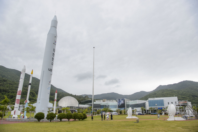 한국형 발사체 누리호(KSLV-Ⅱ) 발사를 앞두고 13일 오후 전남 고흥군 봉래면 나로우주센터 과학관 앞에 관광객들이 방문이 이어지고 있다. 연합뉴스