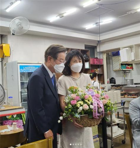대선 이후 모습을 드러내지 않았던 이재명 의원의 부인 김혜경 씨가 3개월 만에 공개석상에 참석했다. /석정규 인천시의원 인스타그램 캡처