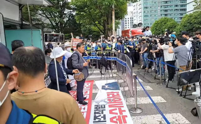 진보 성향 유튜브 채널 서울의소리에서 주최한 ‘맞불 집회’ 참가자들이 14일 오후 윤석열 대통령이 거주하는 서울 서초구 아크로비스타 앞에서 꽹과리를 치고 있다. 서울의소리 유튜브 캡처