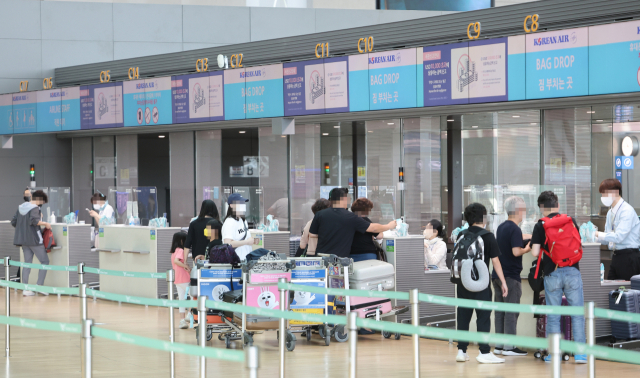 2일 오전 인천국제공항 출국장 탑승수속 카운터. 연합뉴스