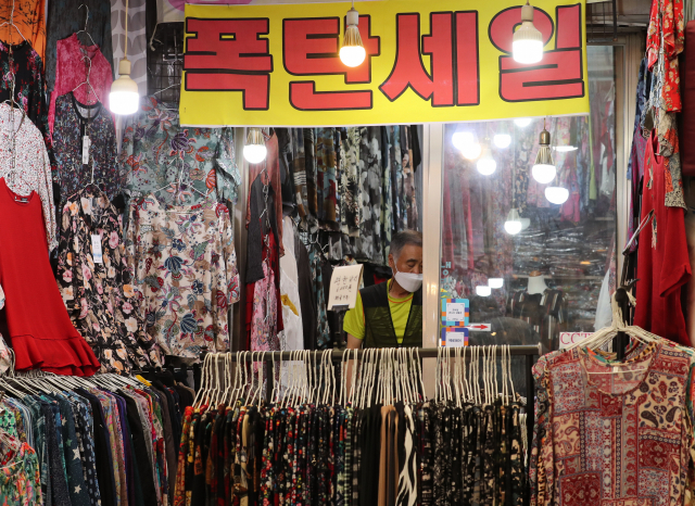 서울 종로구 광장시장 한 의류 상점에서 폭탄세일을 내걸고 영업을 하고 있다. 연합뉴스