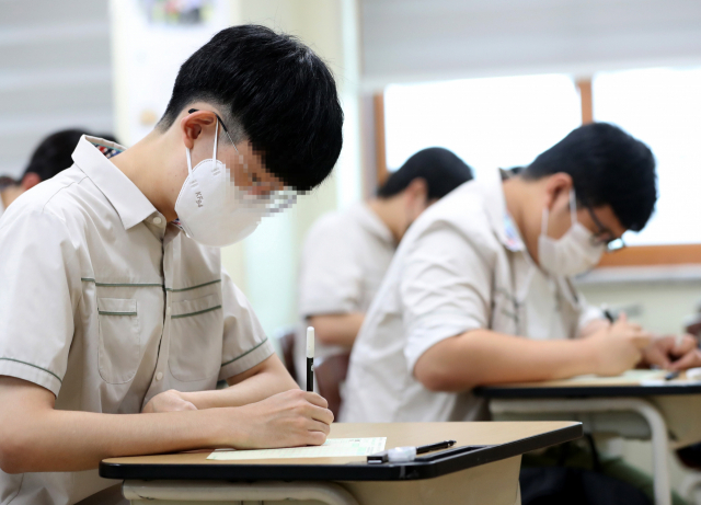고3 학생들이 9일 강원 춘천고등학교에서 2023학년도 대학수학능력시험 6월 모의평가(6월 모평)를 준비하고 있다. 연합뉴스