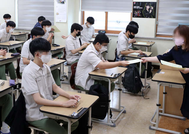 고3 학생들이 9일 강원 춘천고에서 2023학년도 대학수학능력시험 6월 모의평가를 준비하고 있다. 연합뉴스