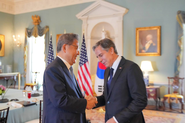 박진(왼쪽) 외교부 장관과 토니 블링컨 미국 국무부 장관이 13일(현지 시간) 워싱턴DC에 있는 미 국무부에서 만나 악수하고 있다. 사진 제공=주미대사관