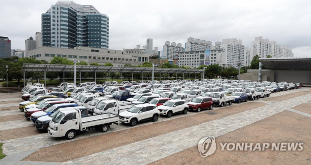 14일 오후 광주 서구 시청 야외음악당에 기아 광주공장에서 생산한 완성 차량이 놓여있다. 기아는 화물연대 파업으로 자사 차고지가 포화 상태에 이르자 시청 야외음악당 등 대체 장소에 차량을 보관하고 있다. /사진=연합뉴스