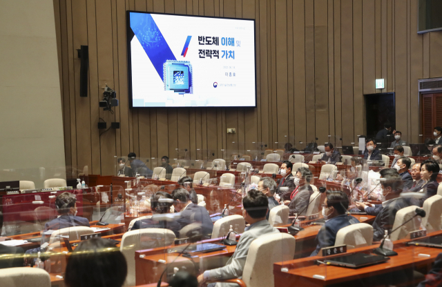 14일 국회 예결위장에서 열린 국민의힘 의원총회에서 이준석 대표 등 참석자들이 이종호 과기정통부 장관의 반도체 특강을 듣고 있다. 성형주 기자