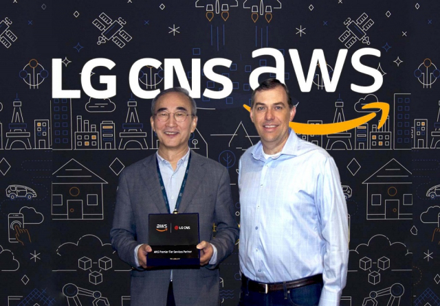 김영섭 LG CNS사장(왼쪽)과 맷 가먼 AWS 수석 부사장이 'AWS 프리미어 티어 파트너' 선정을 기념해 사진을 촬영하고 있다.사진제공=LG CNS